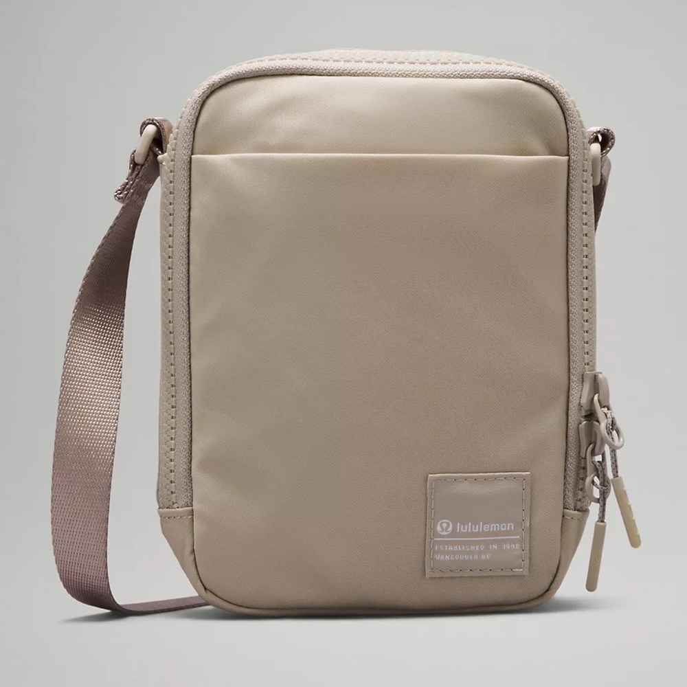 NWT Lululemon Easy Access Crossbody Bag 1.5L in black ( RARE ) - Picture 5 of 16